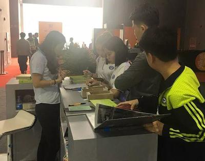 廣州白云技校《市場調(diào)查》課走進廣州保利世貿(mào)博覽館 廣告設計的實踐探索